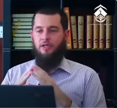 الركن الرابع من أركان الإسلام: الصيام في رمضان.